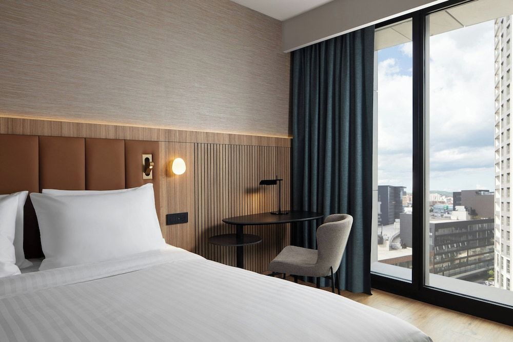 Premium Room, 1 King Bed, City View