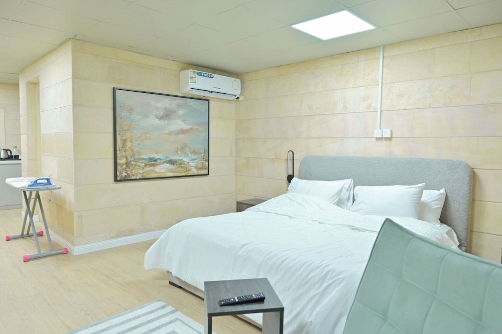 Modern Apartments w Central Location - Ather Luxury Studio Suite 2