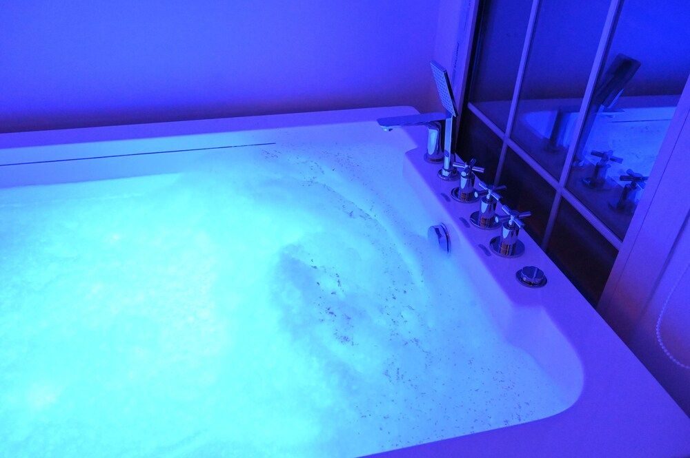 Aman Hotel ALmaali Honeymoon Suite, City View 6