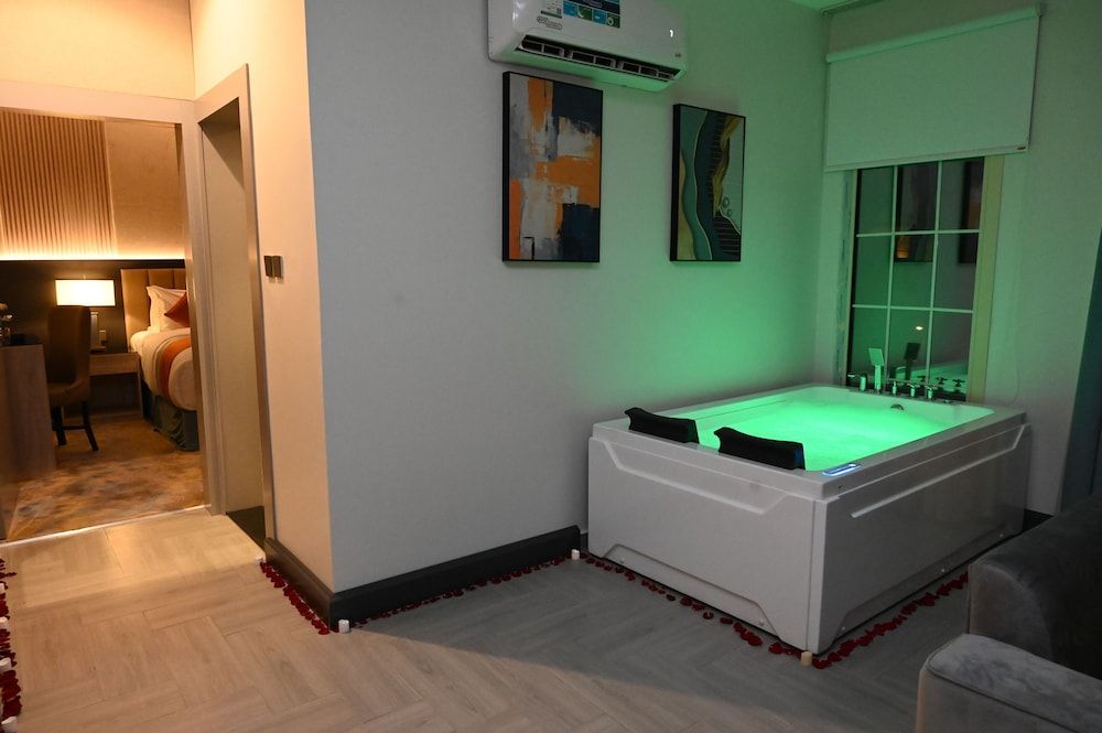 Aman Hotel ALmaali Honeymoon Suite, City View 11