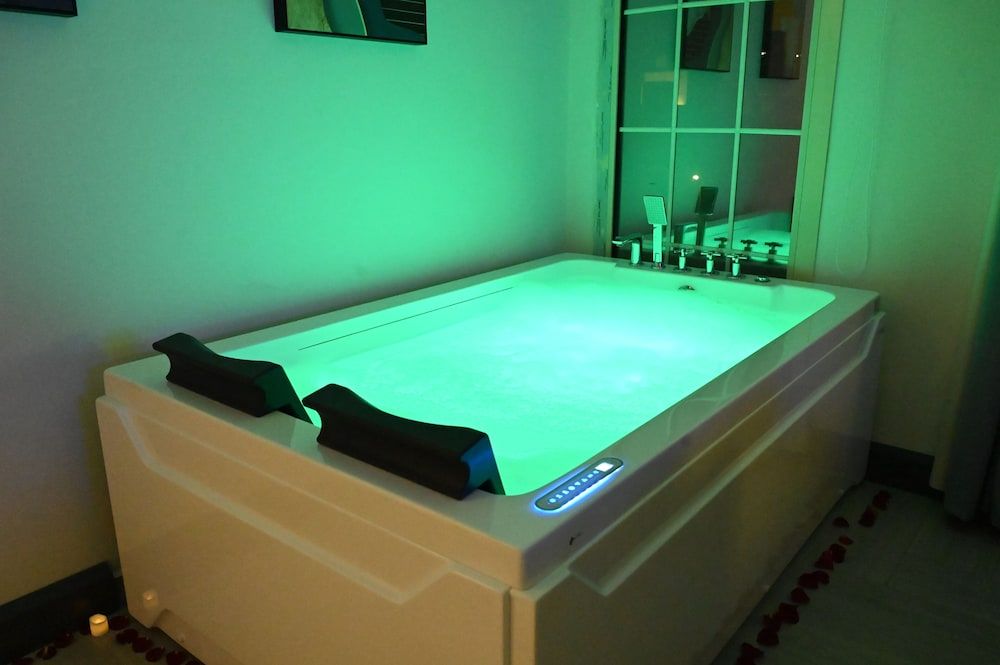 Aman Hotel ALmaali Honeymoon Suite, City View 8