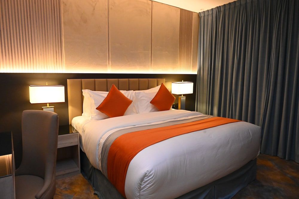 Aman Hotel ALmaali Junior Suite, City View 3