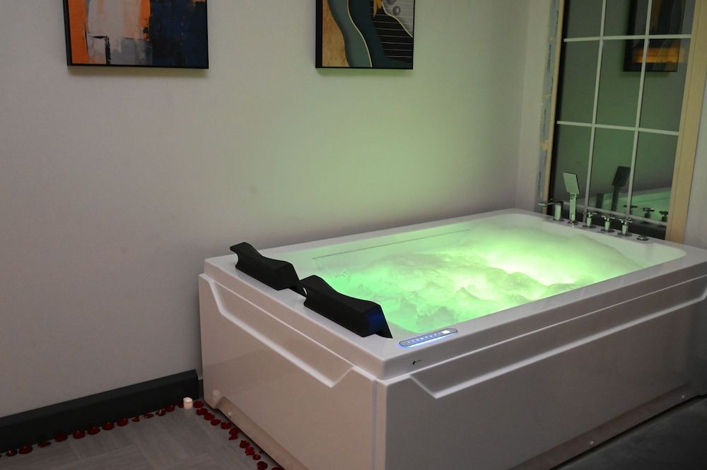 Aman Hotel ALmaali Honeymoon Suite, City View 12