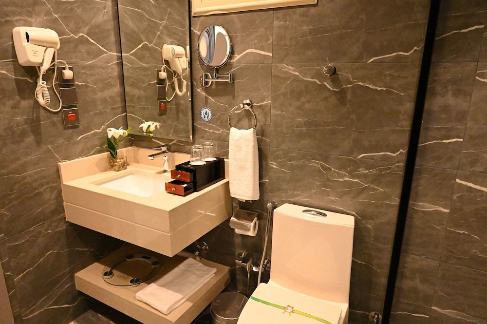 Aman Hotel ALmaali Junior Suite, City View 14