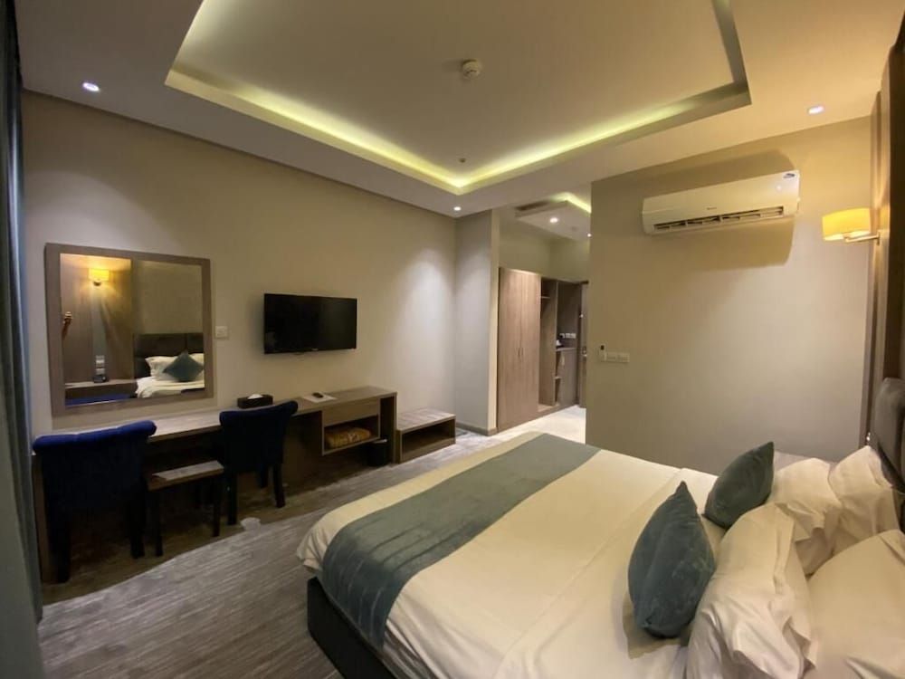 Deluxe Suite with Spa Bath