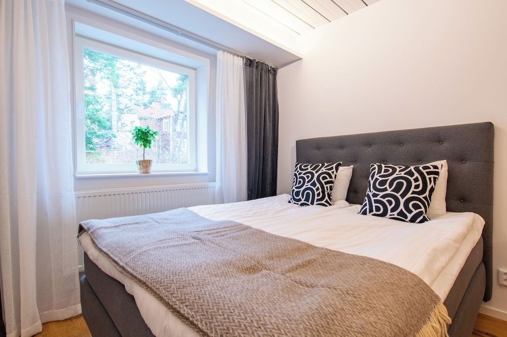 Uptown Hotel Apartments Business Studio 7