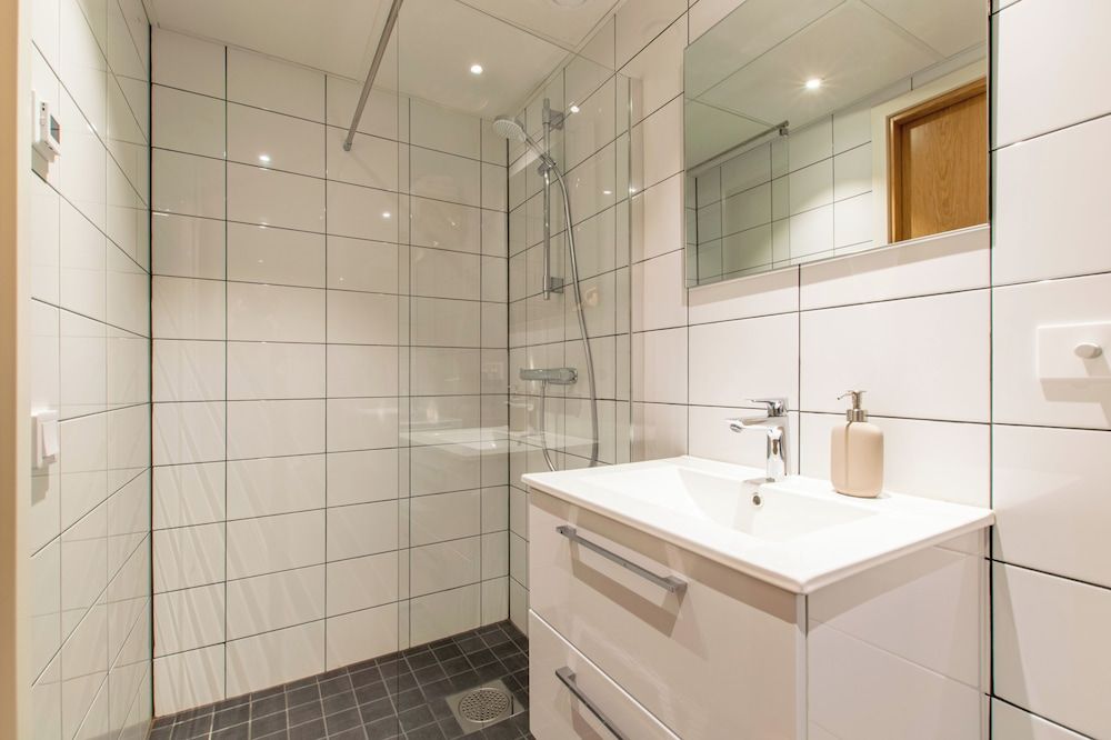 Uptown Hotel Apartments Business Studio 9