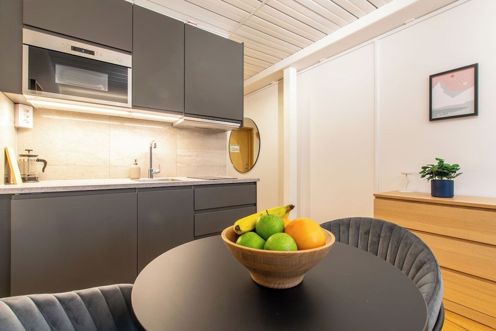 Uptown Hotel Apartments Business Studio 8