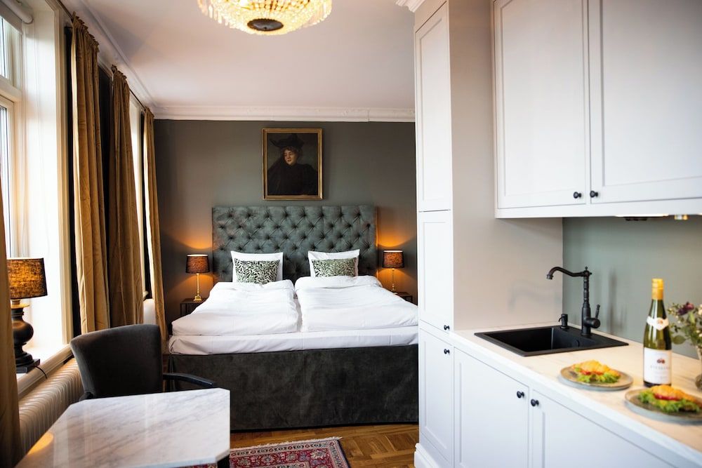 Deluxe Apartment, 1 King Bed, Partial Ocean View