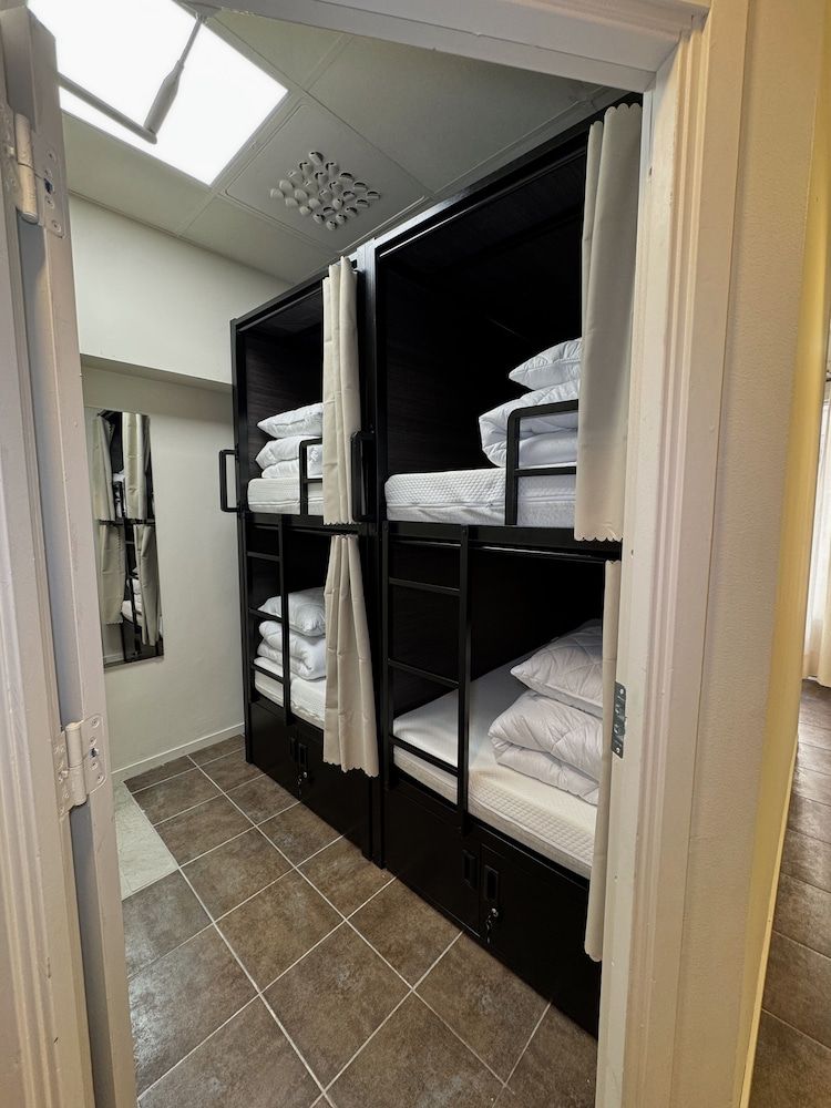 Nomad City Hostel Private 4 Capsule Room