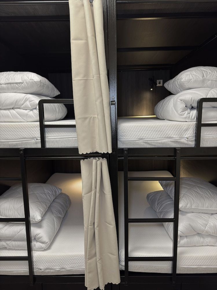 Nomad City Hostel Private 4 Capsule Room 2