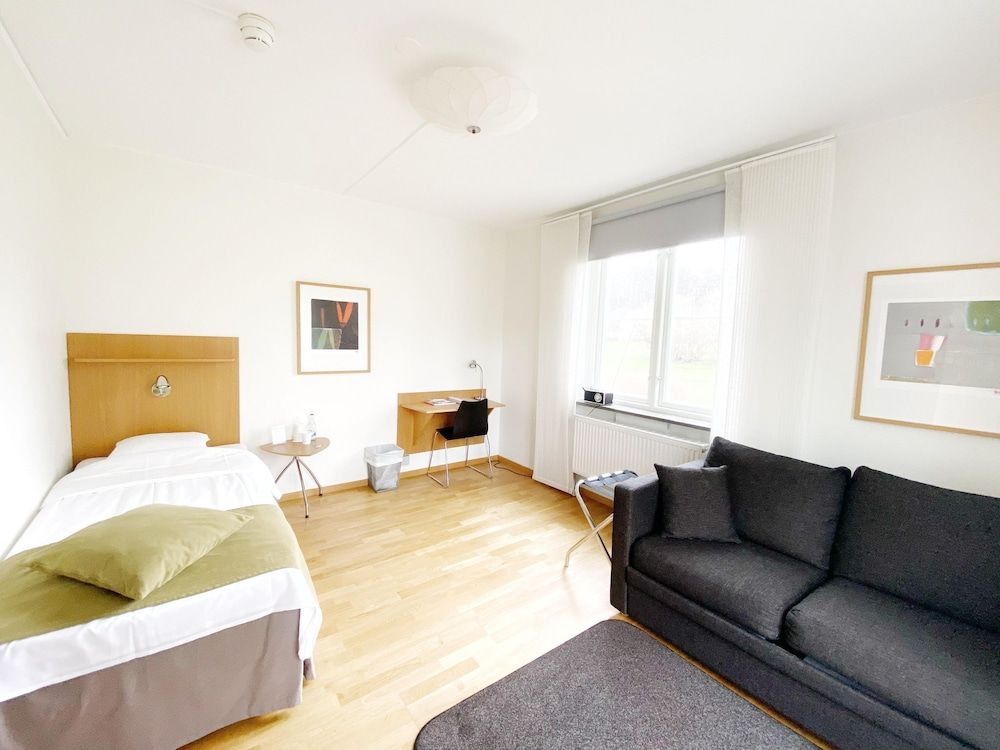 Wiks Slott Twin bedroom including breakfast 3