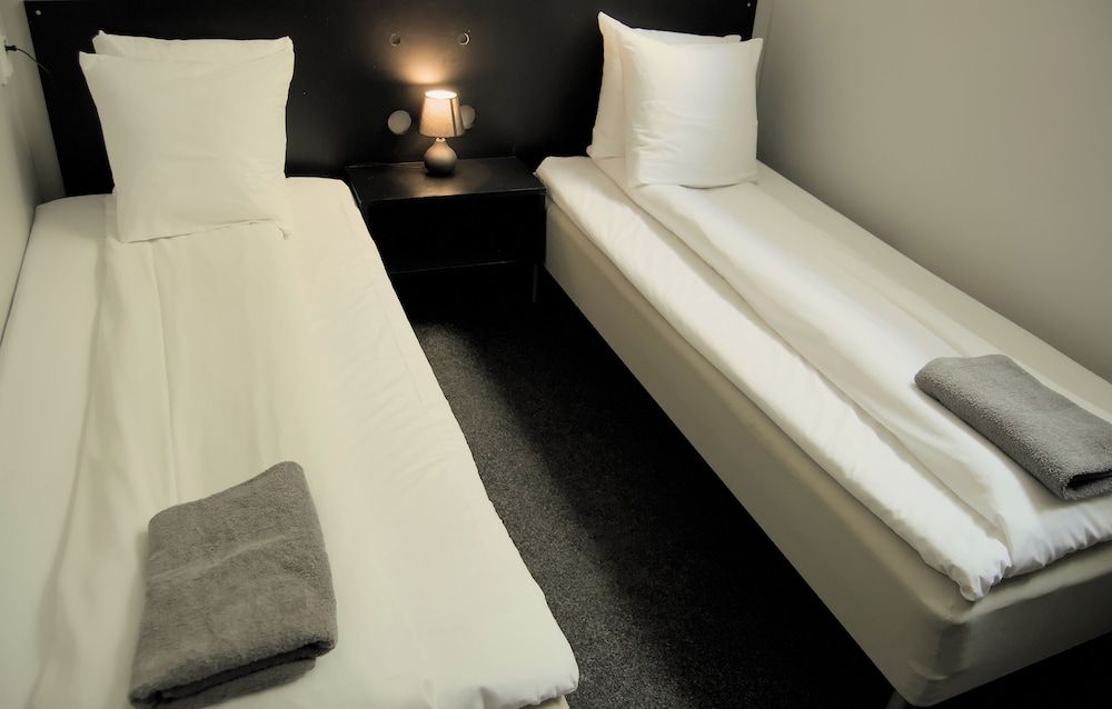 Grad Hotel and Hostel Twin Room (no window) 4