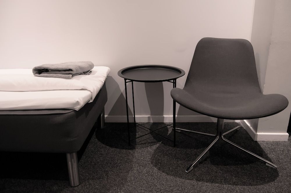 Grad Hotel and Hostel Twin Room (no window) 3