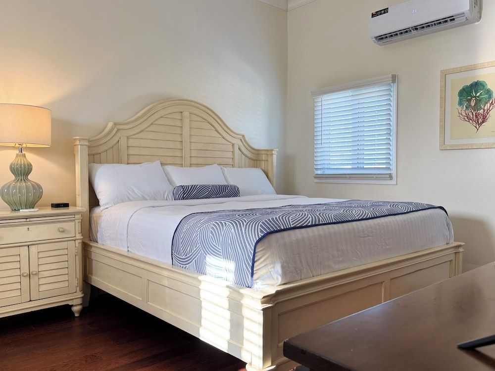 Junior Studio, 1 King Bed, Partial Ocean View