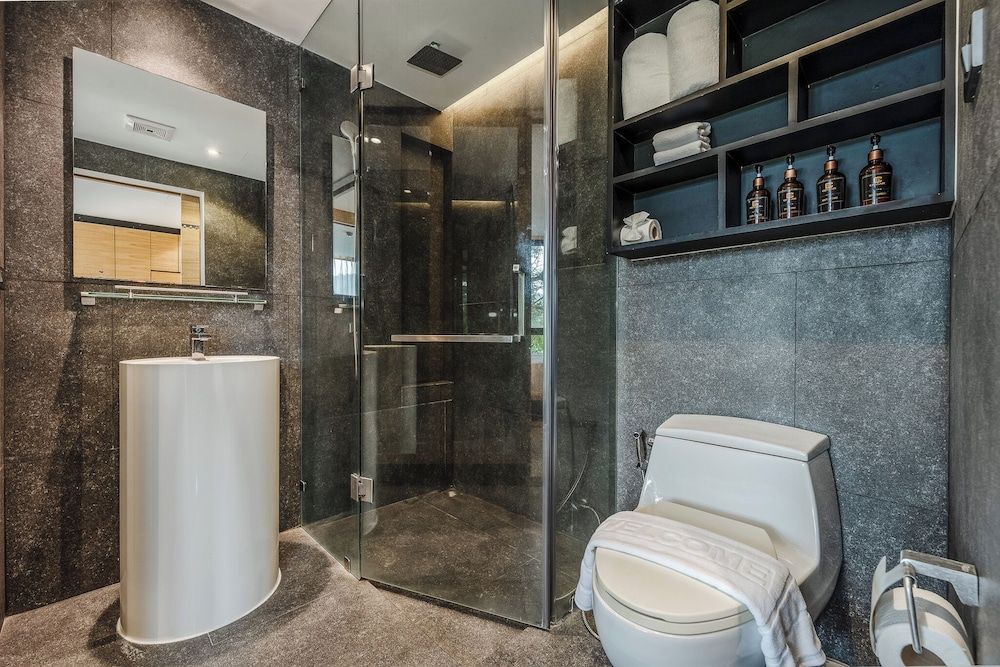 City Gate Great facilities 600m to beach Deluxe Condo, Balcony 6