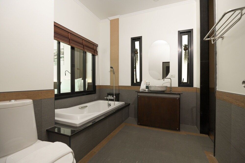 Green Garden Villa Hotel Deluxe Villa, 3 Bedrooms, Pool View 12