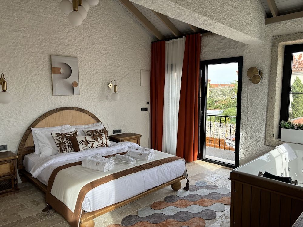 Deluxe Room, 1 Queen Bed, Jetted Tub, Pool View