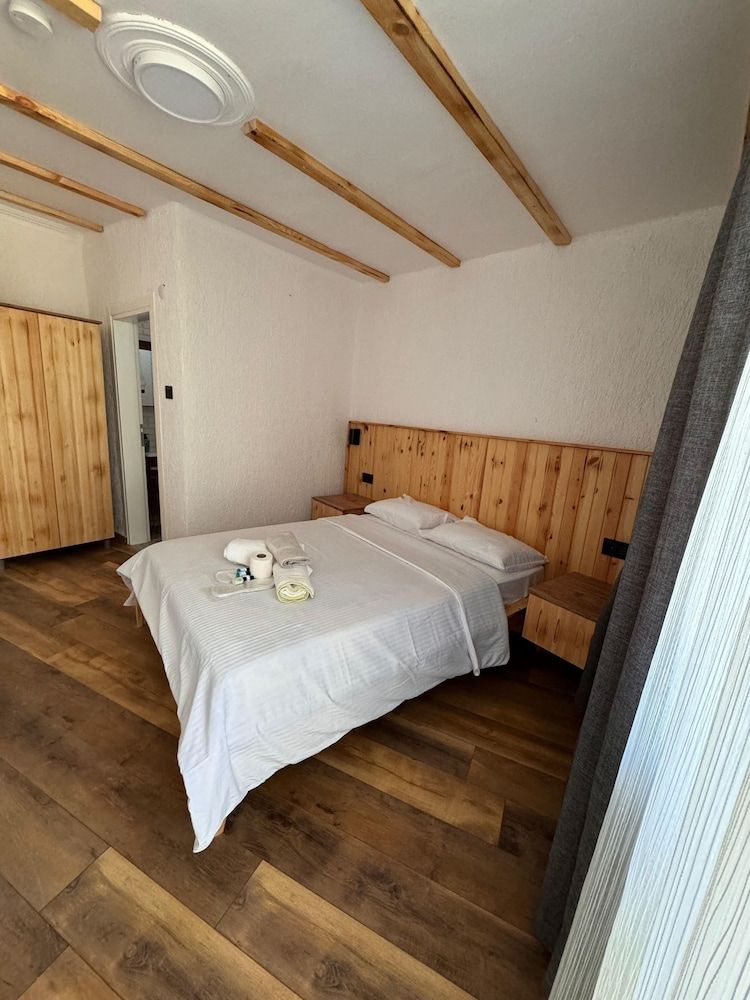 family motel bungalov Room, Pool View 3