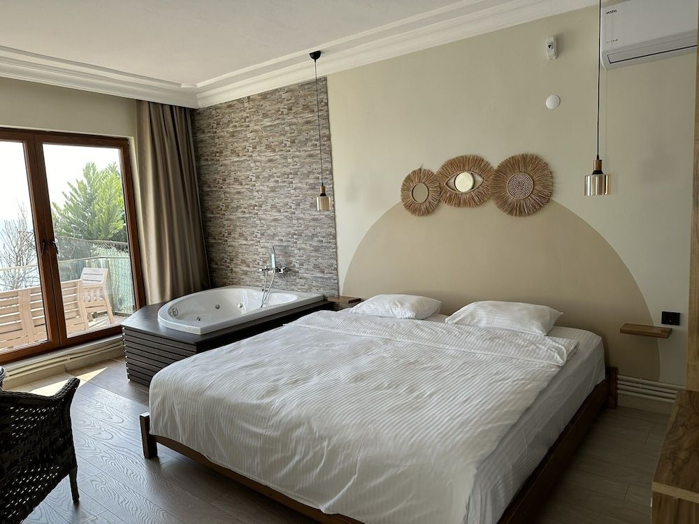Kingway Suite Deluxe Room, 1 King Bed, Terrace, Sea View 3