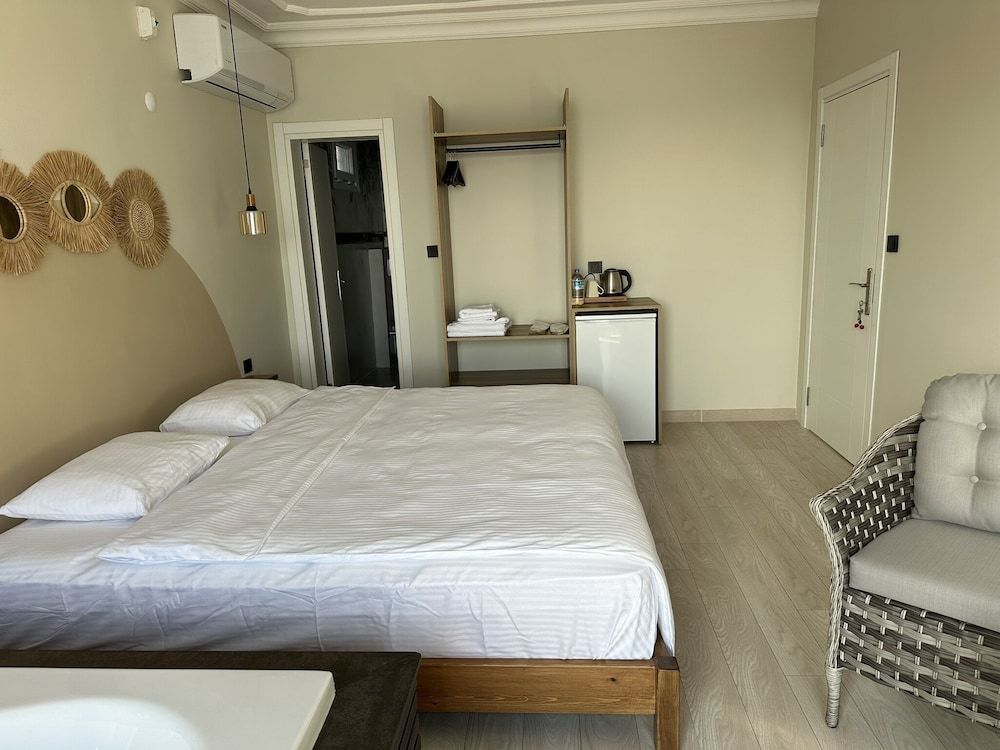 Kingway Suite Deluxe Room, 1 King Bed, Terrace, Sea View 2