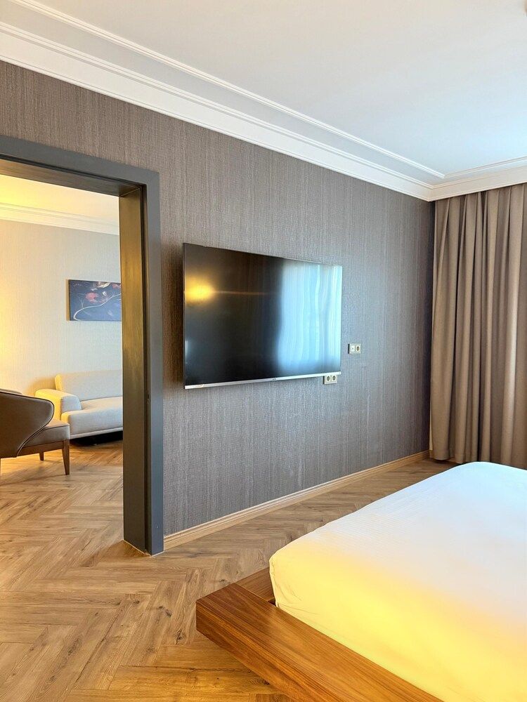 Senior Suite, 1 Double Bed with Sofa bed, Non Smoking, City View