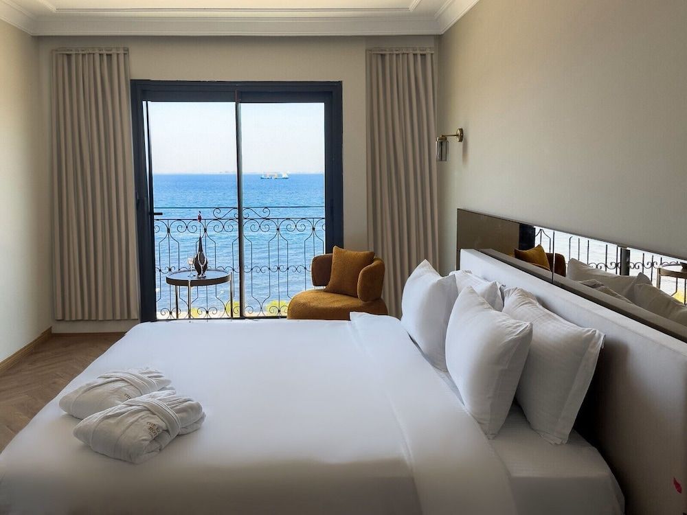 Senior Suite, 1 King Bed with Sofa bed, Non Smoking, Sea View