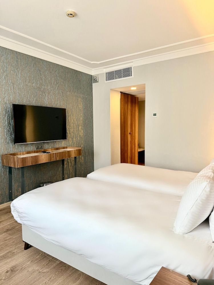 Classic Twin Room, City View