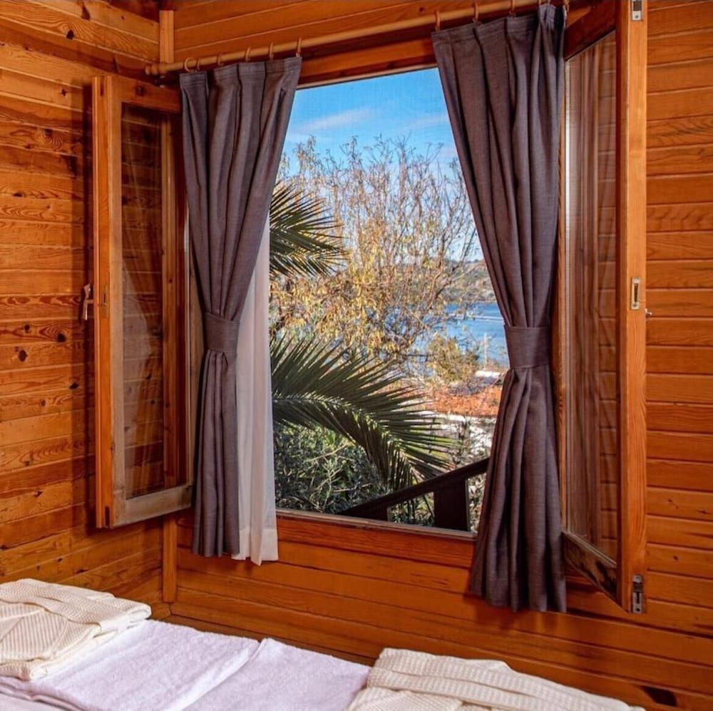 Basic Bungalow, Sea View