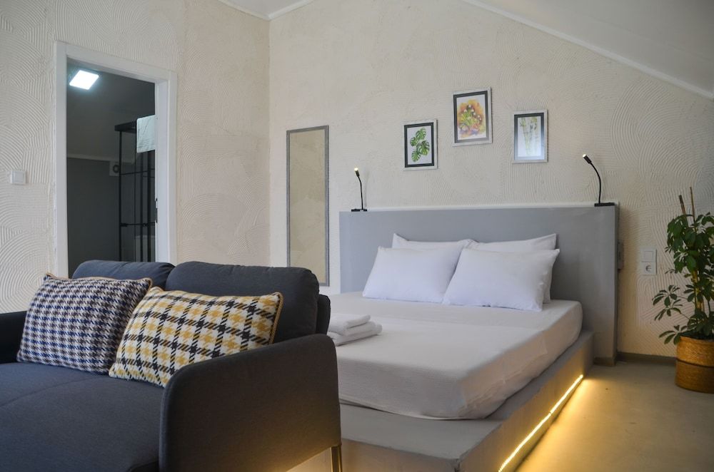 Quonset Glamping Deluxe Tent, Garden View 3