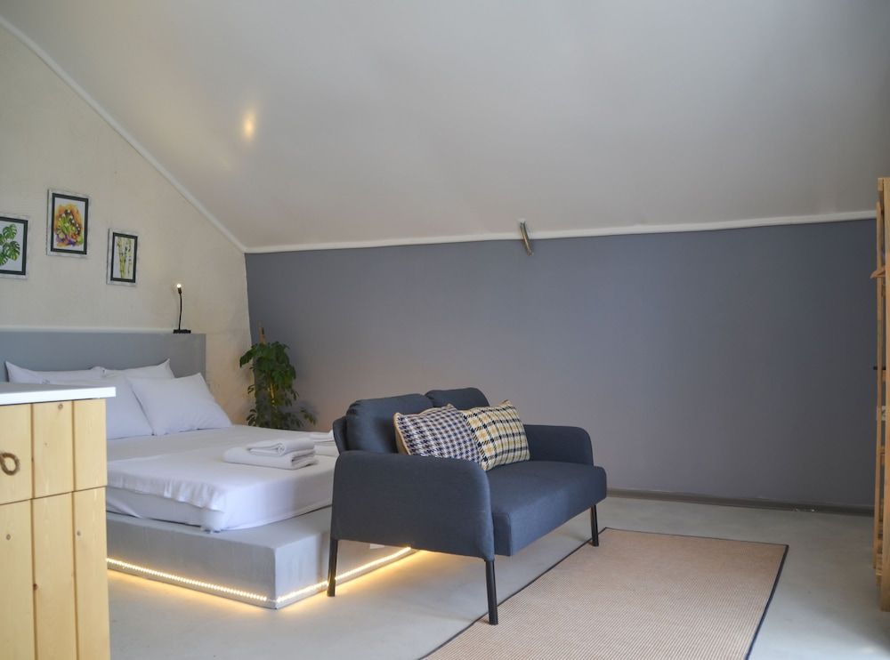 Quonset Glamping Deluxe Tent, Garden View 5