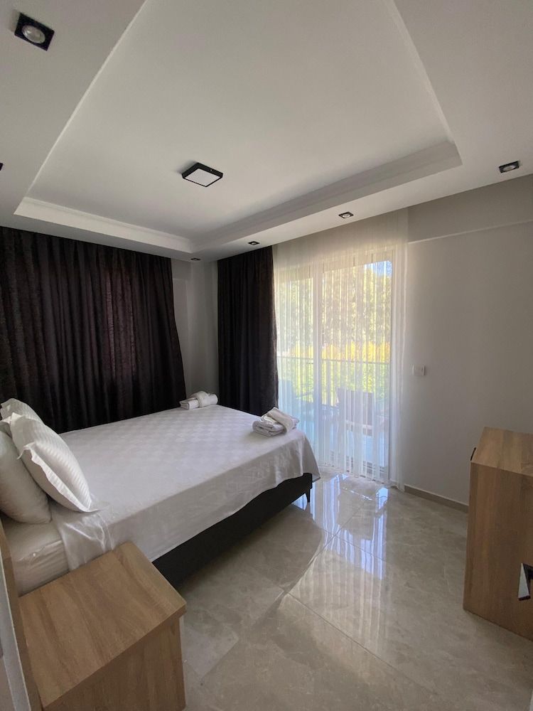 The Brothers Suite Family Room, Courtyard View 6