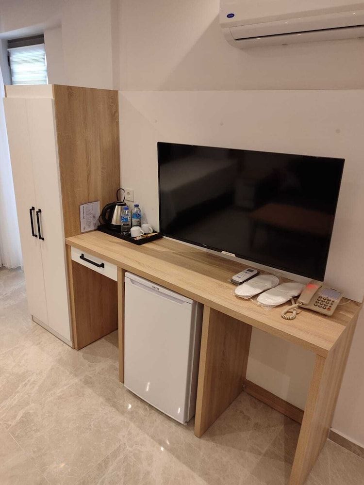 The Brothers Suite Family Room, Courtyard View 3