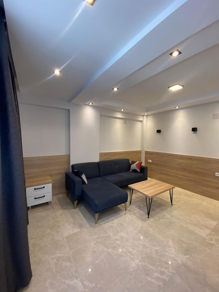 The Brothers Suite Family Room, Courtyard View 9