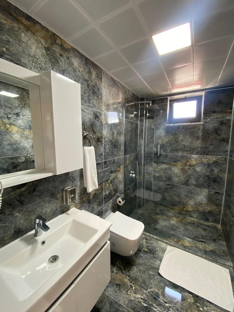 The Brothers Suite Family Room, Courtyard View 15