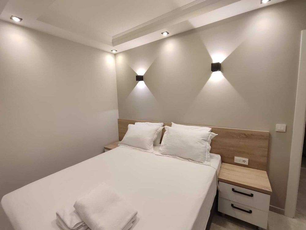 The Brothers Suite Family Room, Courtyard View 2