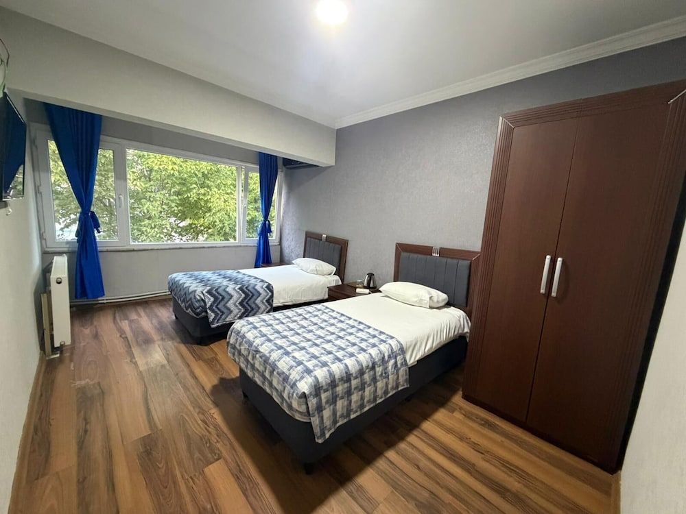 Basic Room, Multiple Beds, Pool View