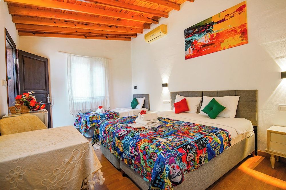 MADAM AFRODİT KONUKEVİ Standard Triple Room, Courtyard View 2