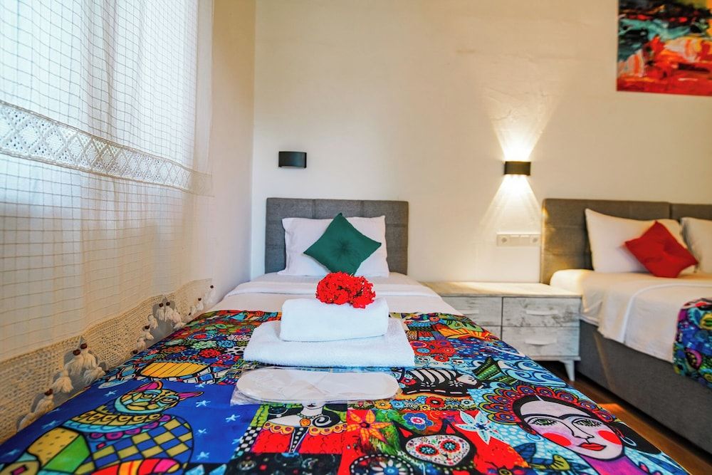 MADAM AFRODİT KONUKEVİ Standard Triple Room, Courtyard View 3