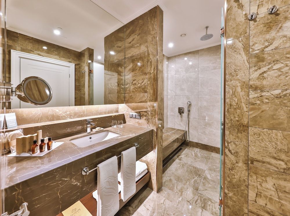 NARVEN WELLNESS & THERMAL HOTEL Deluxe Suite, 1 King Bed with Sofa bed, Pool View 8