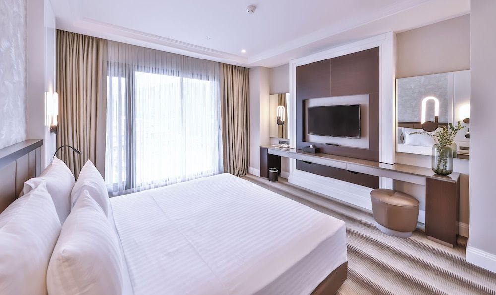 NARVEN WELLNESS & THERMAL HOTEL Deluxe Suite, 1 King Bed with Sofa bed, Pool View 2