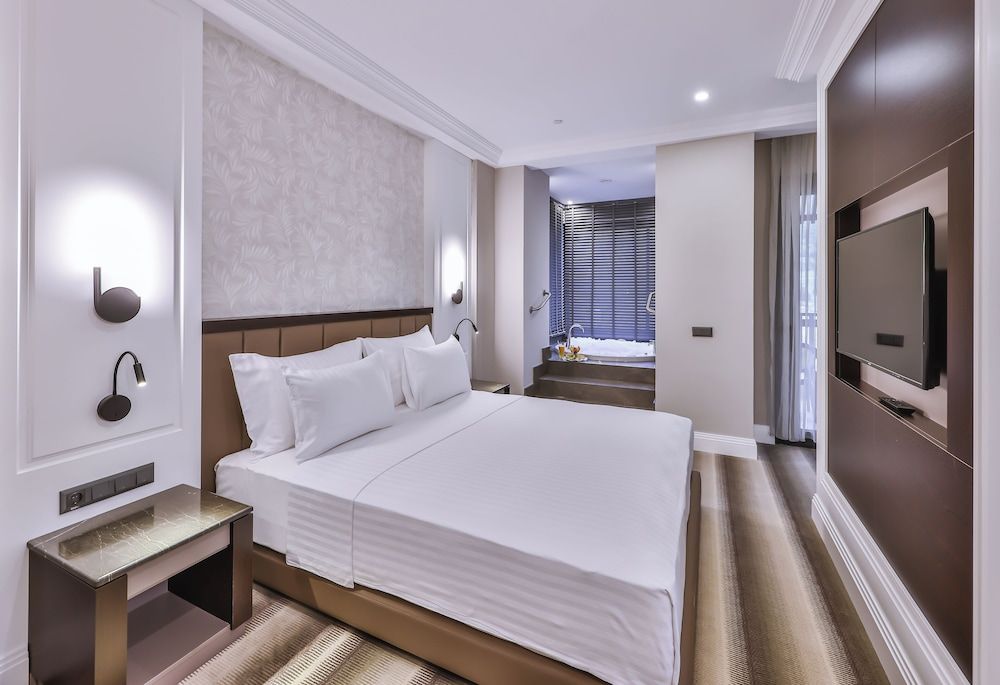 NARVEN WELLNESS & THERMAL HOTEL Deluxe Double Room, 1 King Bed, Hot Tub 4