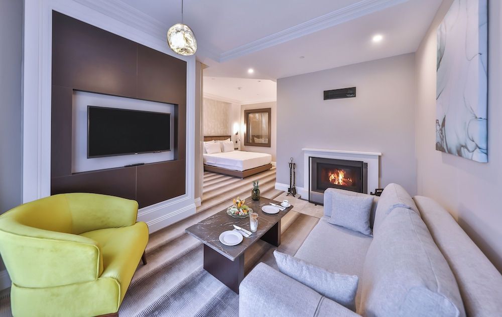 NARVEN WELLNESS & THERMAL HOTEL Deluxe Double Room, 1 Bedroom, Fireplace, Mountain View 3