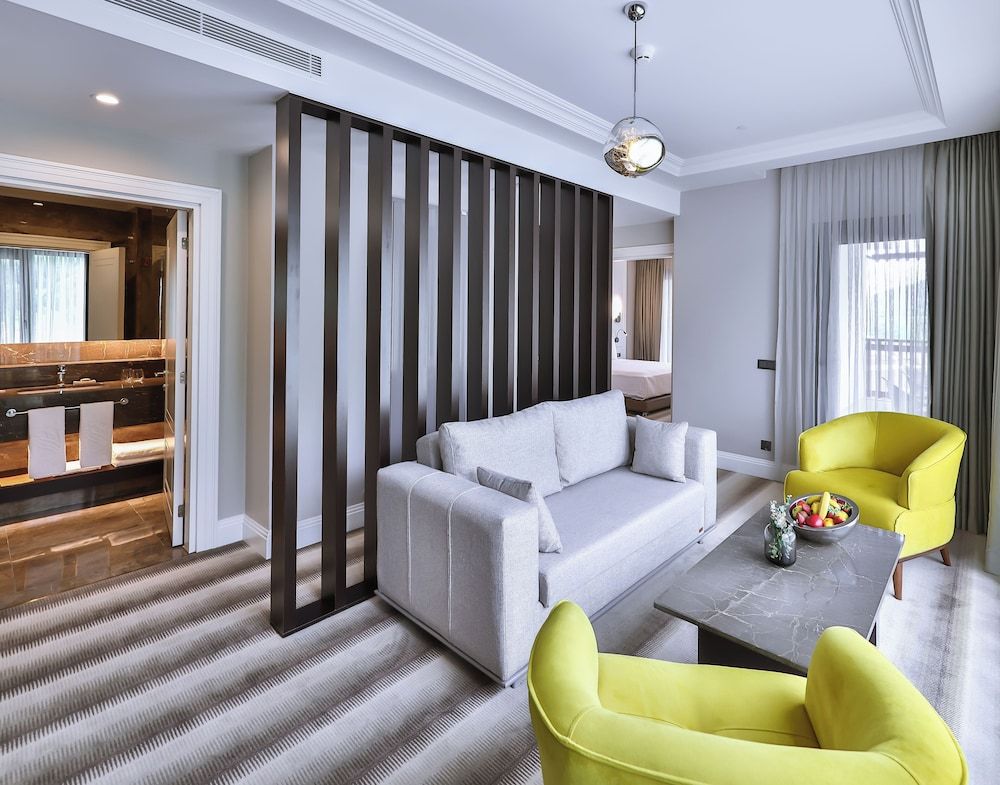 NARVEN WELLNESS & THERMAL HOTEL Deluxe Suite, 1 King Bed with Sofa bed, Pool View 4