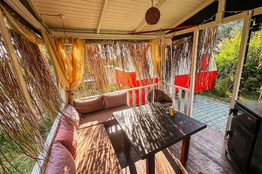 Mona Glamping Caravan Suites Romantic Mobile Home, Garden View 20