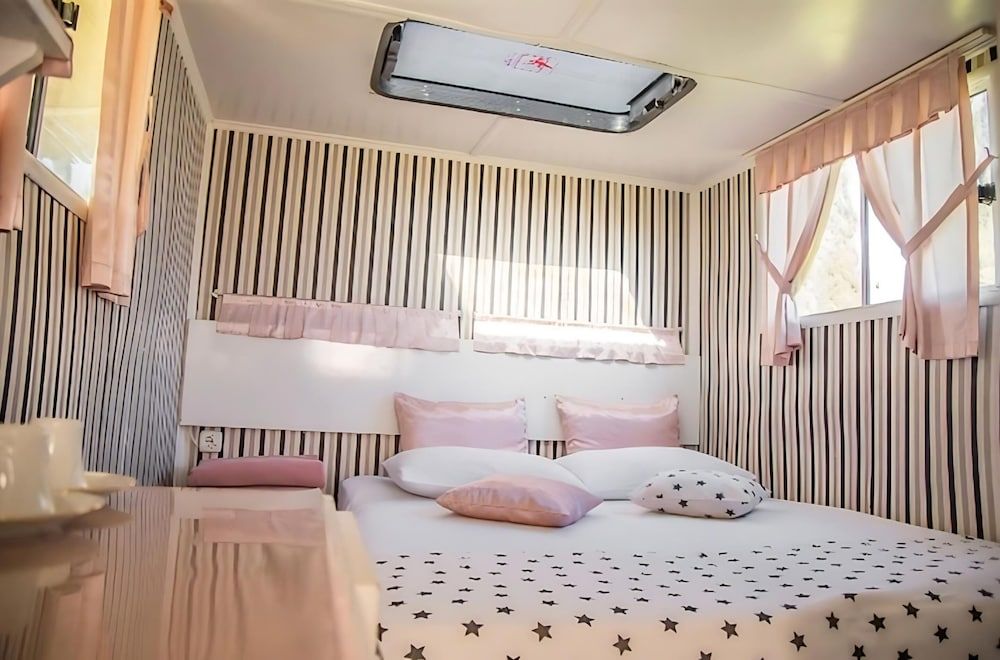 Mona Glamping Caravan Suites Standard Mobile Home, Garden View 2