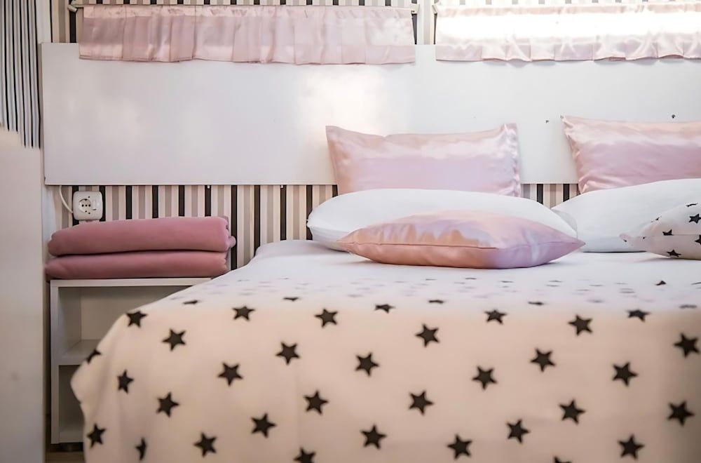 Mona Glamping Caravan Suites Standard Mobile Home, Garden View 4