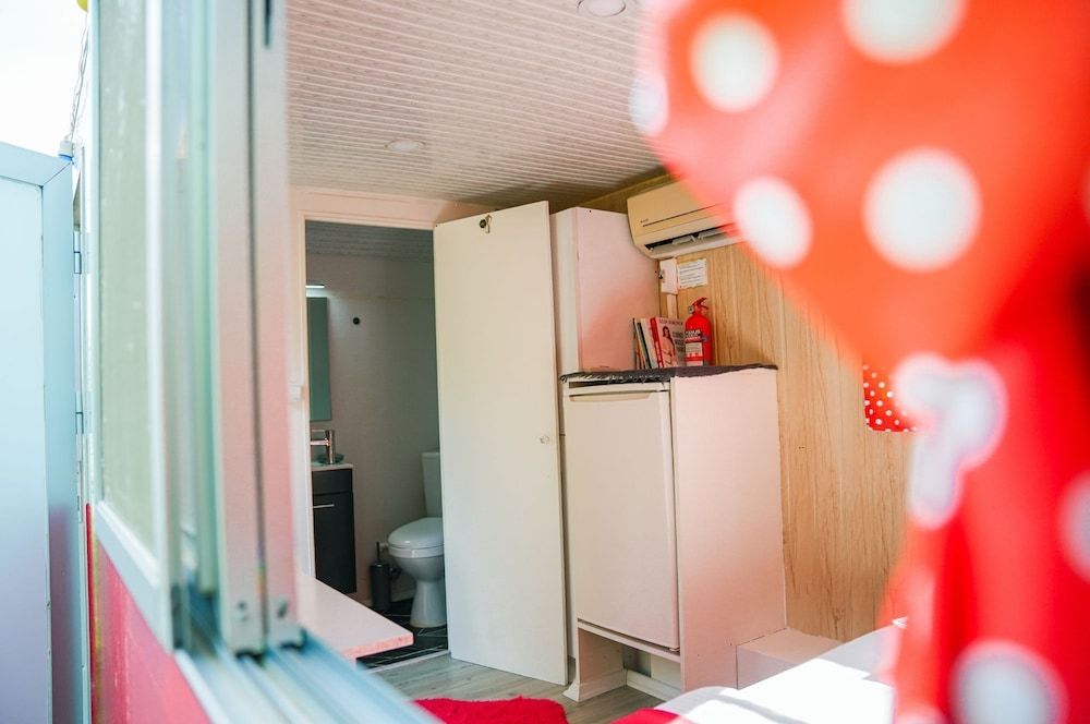 Mona Glamping Caravan Suites Romantic Mobile Home, Garden View 11