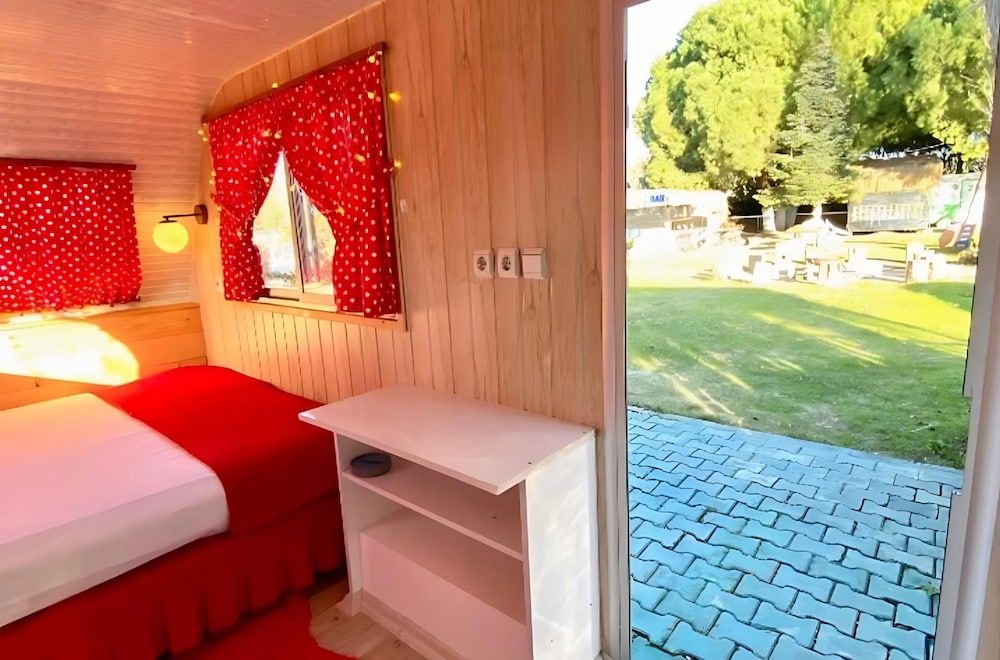 Mona Glamping Caravan Suites Romantic Mobile Home, Garden View 3