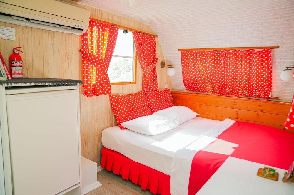Mona Glamping Caravan Suites Romantic Mobile Home, Garden View 10